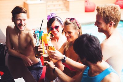 Menschen trinken Cocktails am Pool