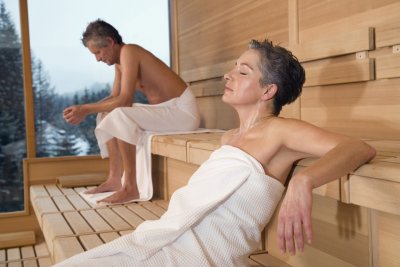 Eine Frau und ein Mann sitzen in einer Sauna
