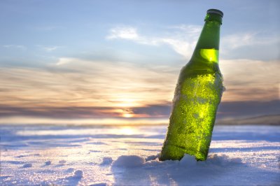Eine Bierflasche im Schnee