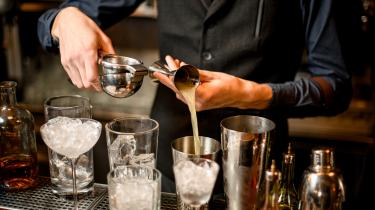 Barkeeper beim Mixen von Cocktails